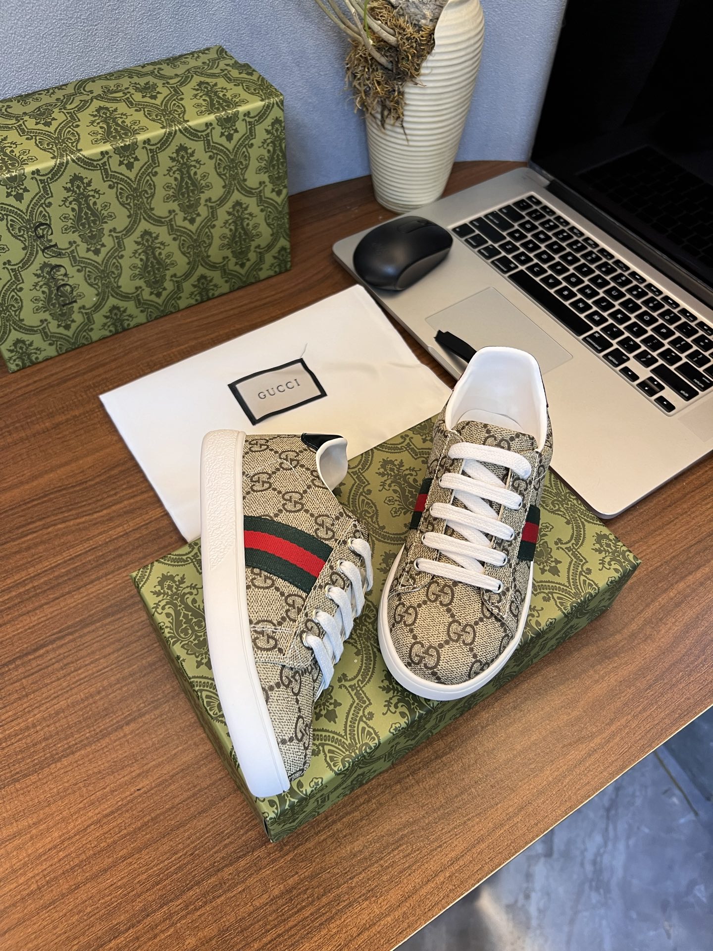 Children's shoes child
